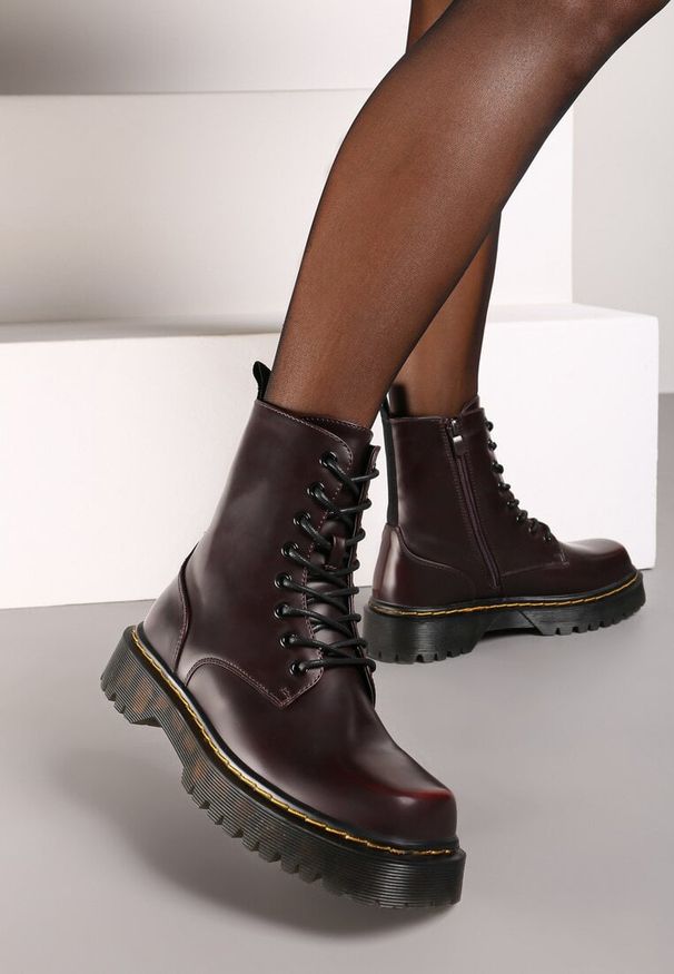 Renee - Bordowe Sznurowane Ocieplone Botki na Platformie w Stylu Workerów Crecca. Okazja: na co dzień. Kolor: czerwony. Materiał: jeans, skóra. Obcas: na platformie. Styl: casual, rockowy. Wysokość obcasa: średni