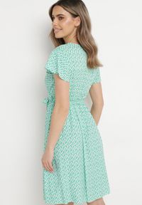 Born2be - Zielona Sukienka z Kopertowym Dekoltem Wiązanym Paskiem i Gumką w Talii z Wiskozy Canbra. Kolor: zielony. Materiał: wiskoza. Sezon: lato. Typ sukienki: kopertowe #5