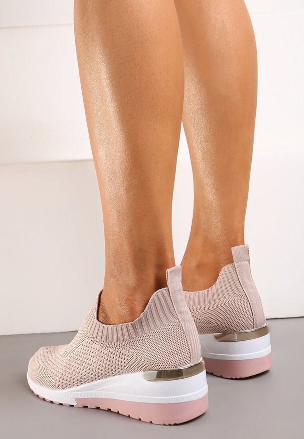 Born2be - Różowe Buty Sportowe Pyrhis. Zapięcie: bez zapięcia. Kolor: różowy. Materiał: materiał. Szerokość cholewki: normalna. Wzór: aplikacja. Obcas: na koturnie