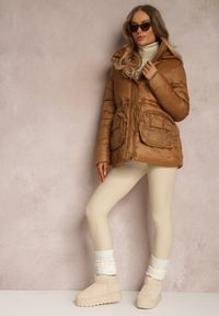 Renee - Brązowa Kurtka Pikowana Ściągana w Talii Althomene. Okazja: na co dzień. Kolor: brązowy. Długość rękawa: długi rękaw. Długość: długie. Styl: casual #7