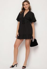 Born2be - Czarna Nietoperzowa Sukienka z Wiskozą o Rozkloszowanym Kroju z Falbanką Tullimi. Okazja: na co dzień. Typ kołnierza: dekolt w kształcie V. Kolor: czarny. Materiał: wiskoza. Styl: elegancki, casual #3