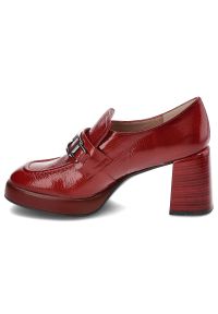 Czerwone Półbuty Hispanitas Buty Na Słupku. Okazja: na co dzień. Zapięcie: klamry. Kolor: czerwony. Materiał: skóra, lakier. Wzór: geometria. Obcas: na słupku. Styl: casual. Wysokość obcasa: średni #7