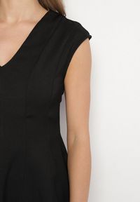 Born2be - Czarna Rozkloszowana Sukienka o Taliowanym Kroju Ellaira. Okazja: na co dzień. Kolor: czarny. Wzór: kolorowy. Styl: casual, elegancki #2