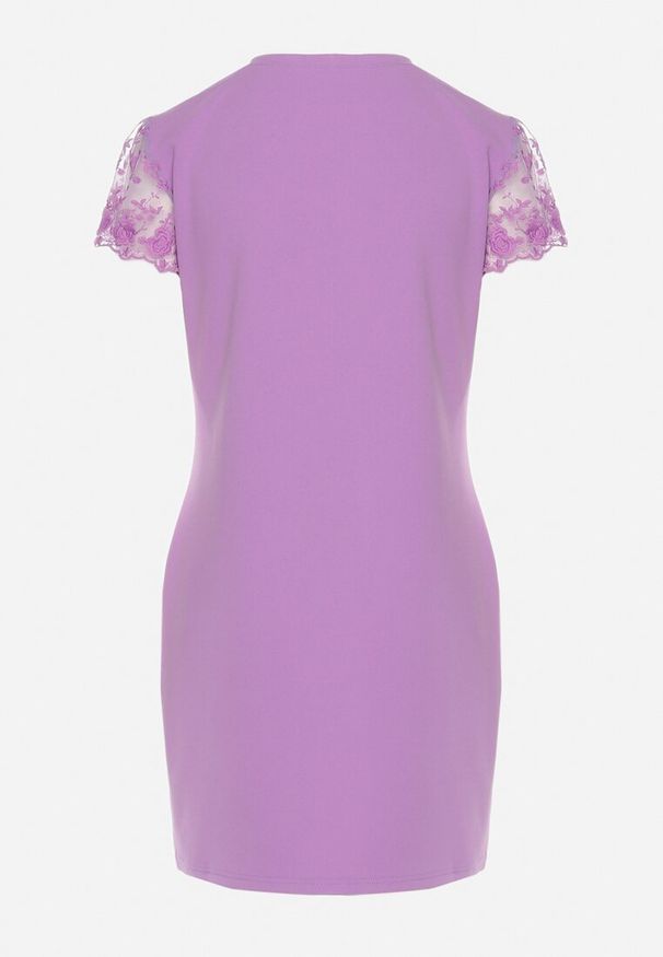 Born2be - Fioletowa Dopasowana Sukienka z Koronkowym Rękawkiem Cidariana. Okazja: na imprezę. Kolor: fioletowy. Materiał: koronka. Długość rękawa: krótki rękaw. Styl: klasyczny, elegancki