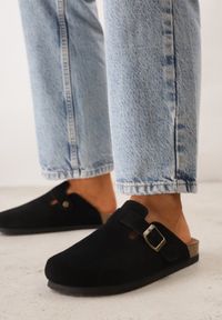 Born2be - Czarne Zamszowe Klapki w Stylu Chodaków Ozdobione Klamrą Irinania. Okazja: na co dzień. Kolor: czarny. Materiał: zamsz. Wzór: aplikacja. Styl: casual #1