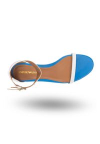 Białe skórzane sandały Emporio Armani z kolorowymi zdobieniami. Kolor: biały. Materiał: skóra. Wzór: kolorowy, aplikacja. Sezon: lato #2