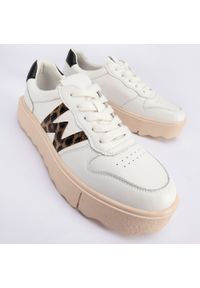 Wittchen - Damskie sneakersy skórzane z literą „W” białe. Okazja: na co dzień. Kolor: biały. Materiał: skóra. Obcas: na platformie #5