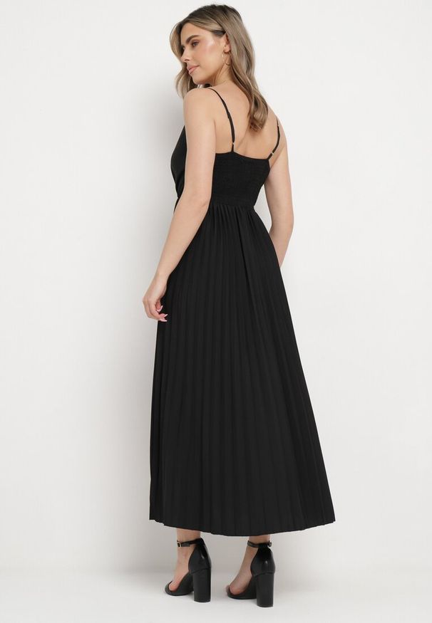 Born2be - Czarna Rozkloszowana Sukienka Długa z Kopertowym Dekoltem na Ramiączkach Asmerria. Kolor: czarny. Długość rękawa: na ramiączkach. Typ sukienki: kopertowe. Styl: elegancki. Długość: maxi