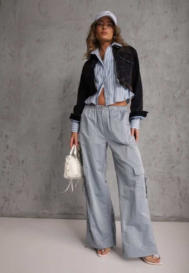 Renee - Niebieska Oversizowa Koszula z Bawełny w Pionowe Paseczki z Gumką Kadink. Okazja: na co dzień. Typ kołnierza: kołnierzyk klasyczny. Kolor: niebieski. Materiał: bawełna. Wzór: paski. Styl: casual, klasyczny, elegancki