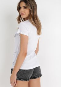 Born2be - Biały T-shirt Ianthasia. Kolor: biały. Materiał: bawełna, dzianina. Długość rękawa: krótki rękaw. Długość: krótkie. Wzór: napisy, aplikacja. Styl: elegancki, klasyczny #6