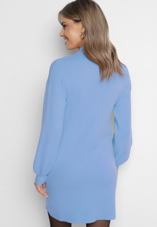 Born2be - Niebieska Sweterkowa Sukienka Ozdobiony Stójką i Ściągaczami Vetiora. Okazja: na spacer, na spotkanie biznesowe. Typ kołnierza: kołnierzyk stójkowy. Kolor: niebieski. Materiał: dzianina. Wzór: aplikacja. Typ sukienki: proste, dopasowane. Styl: biznesowy