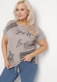 Born2be - Ciemnobeżowy T-shirt Ozdobiony Napisem i Paskami Olirvenia. Okazja: na co dzień. Kolor: beżowy. Materiał: jeans. Wzór: aplikacja, napisy. Styl: casual #3