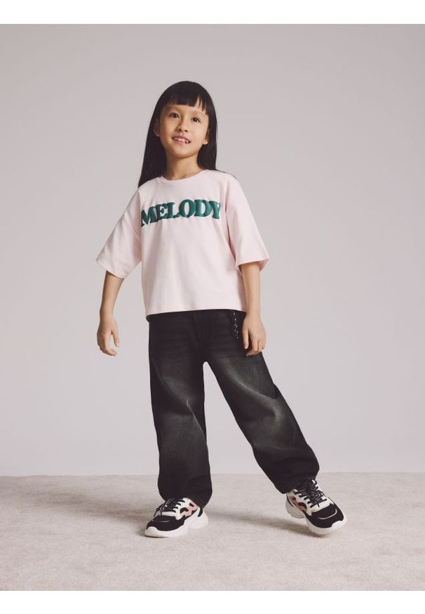 Reserved - Jeansy skater z brelokiem - czarny. Kolor: czarny