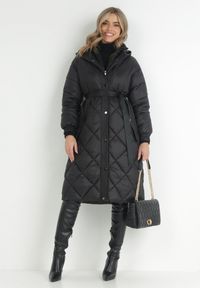 Born2be - Czarna Kurtka za Kolano Pikowana z Wiązanym Paskiem Claze. Kolor: czarny. Materiał: materiał. Sezon: zima #4