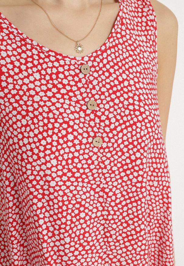 Born2be - Czerwona Bawełniana Rozkloszowana Sukienka Ozdobiona Kwiatami i Guzikami Lisavella. Okazja: na spacer, na co dzień. Kolor: czerwony. Materiał: bawełna. Wzór: aplikacja, kwiaty. Sezon: lato. Styl: casual, elegancki, klasyczny