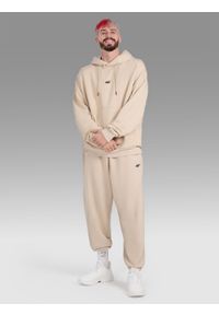 4f - 4F Spodnie dresowe joggery męskie 4F x Tomasz Fornal - beżowe L. Kolor: beżowy. Materiał: dresówka. Wzór: aplikacja. Sport: fitness #1