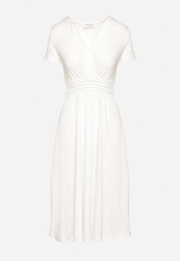 Born2be - Biała Taliowana Sukienka z Dekoltem na Zakładkę Quimadea. Okazja: na spotkanie biznesowe. Kolor: biały. Materiał: materiał. Wzór: aplikacja. Styl: biznesowy, elegancki