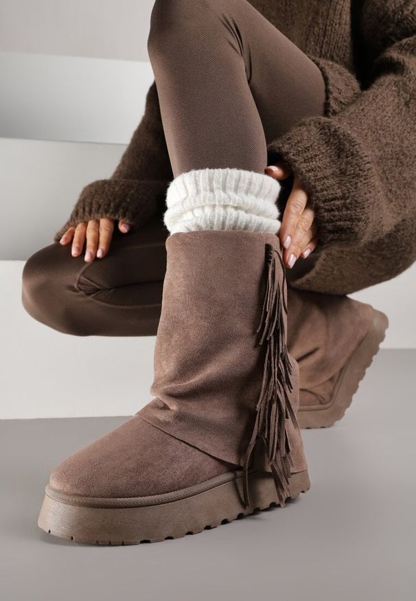 Born2be - Jasnobrązowe Botki w Stylu Śniegowców z Frędzlami i Cholewką Imitującą Nogawkę Sierafera. Zapięcie: bez zapięcia. Kolor: brązowy. Materiał: jeans. Szerokość cholewki: normalna