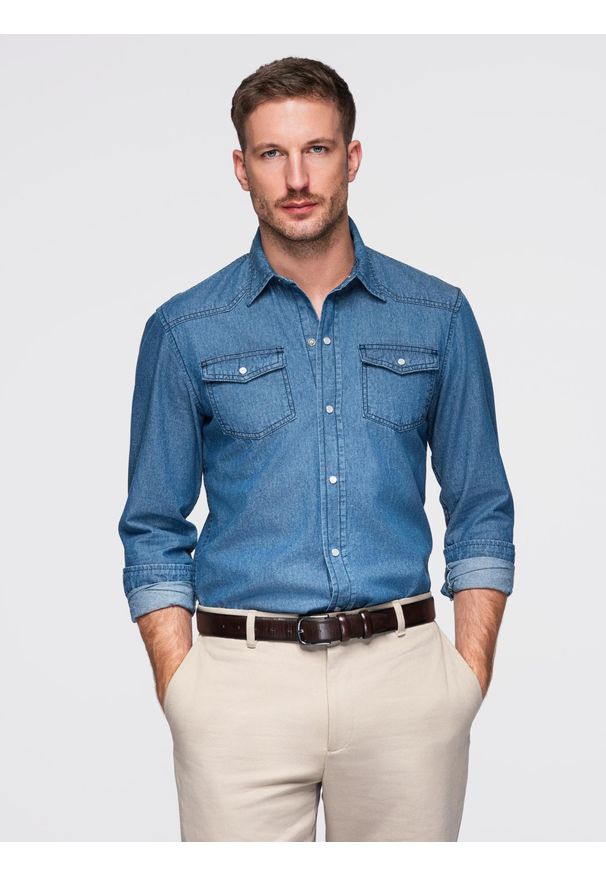 Ombre Clothing - Męska koszula jeansowa na zatrzaski z kieszonkami - niebieska V2 - Rozmiar: M. Okazja: na co dzień, do pracy. Typ kołnierza: kołnierzyk klasyczny. Kolor: niebieski. Materiał: jeans. Długość rękawa: długi rękaw. Długość: długie. Wzór: gładki. Styl: casual, klasyczny