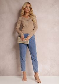Renee - Ciemnobeżowy Sweter Dynora. Kolor: beżowy. Materiał: wiskoza, materiał, koronka, jeans, dzianina. Długość rękawa: długi rękaw. Długość: długie. Wzór: aplikacja, koronka. Styl: klasyczny #3