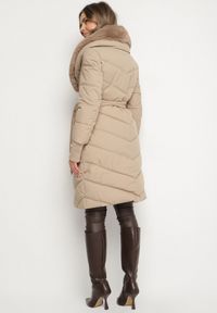 Born2be - Beżowa Elegancka Kurtka z Pikowanymi Przeszyciami i Futrzanym Kołnierzem Gallea. Okazja: na co dzień, na spacer. Kolor: beżowy. Materiał: futro. Sezon: zima. Styl: elegancki #2