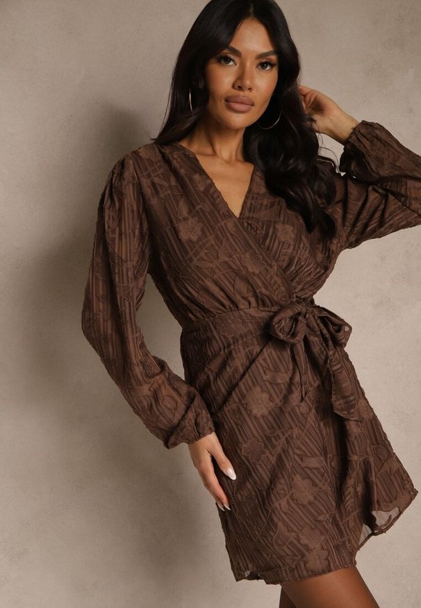 Renee - Brązowa Sukienka w Kwiaty o Kopertowym Kroju z Wiązanym Paskiem Essna. Kolor: brązowy. Materiał: poliester. Wzór: kwiaty. Typ sukienki: kopertowe