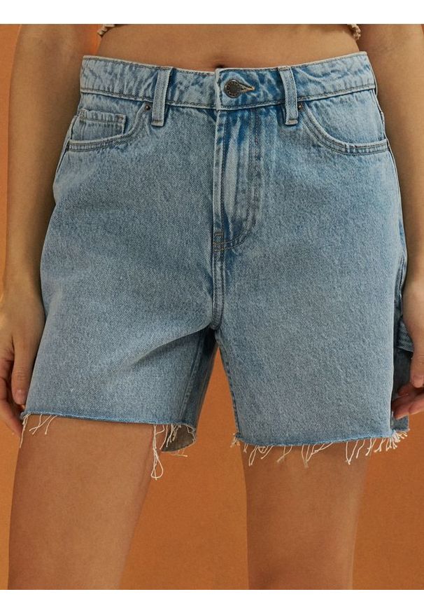 Sinsay - Szorty jeansowe carpenter z surowymi nogawkami - niebieski. Kolor: niebieski. Materiał: jeans