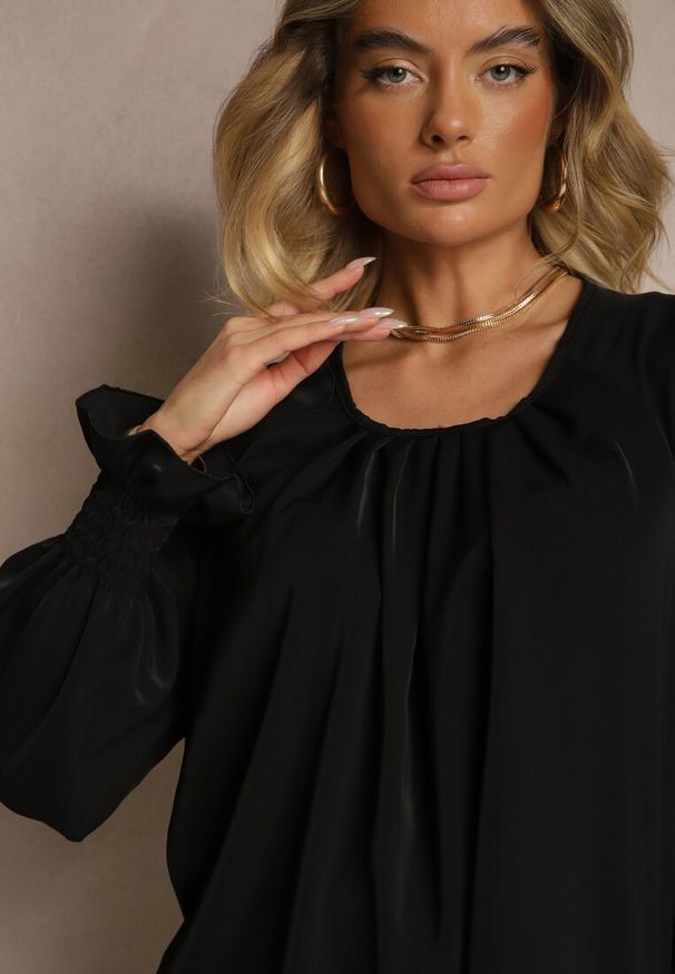 Renee - Czarna Bluzka Ozdobiona Marszczeniem Emirana. Okazja: na co dzień. Kolor: czarny. Materiał: jeans. Długość rękawa: długi rękaw. Długość: długie. Wzór: aplikacja. Styl: klasyczny, casual