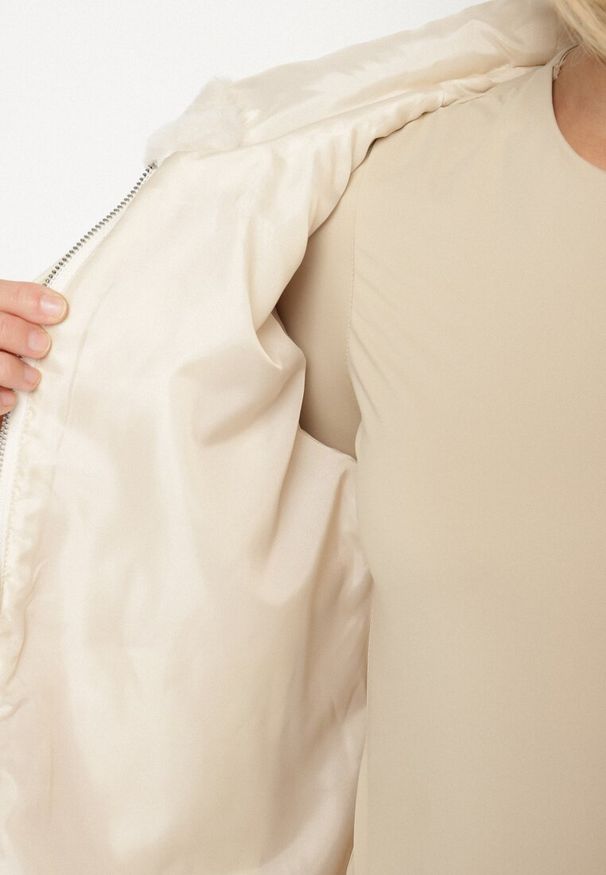 Born2be - Beżowa Casualowa Kurtka Futerko z Kapturem Nindrie. Okazja: na co dzień. Typ kołnierza: kaptur. Kolor: beżowy. Materiał: futro. Styl: casual