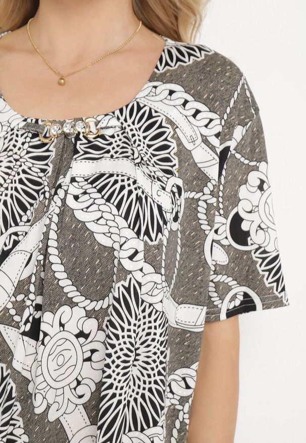 Born2be - Szara Elastyczna Bluzka z Krótkim Rękawem z Oryginalnym Nadrukiem i Klamrą Dordria. Okazja: na co dzień. Kolor: szary. Materiał: materiał. Długość rękawa: krótki rękaw. Długość: krótkie. Wzór: nadruk. Styl: casual