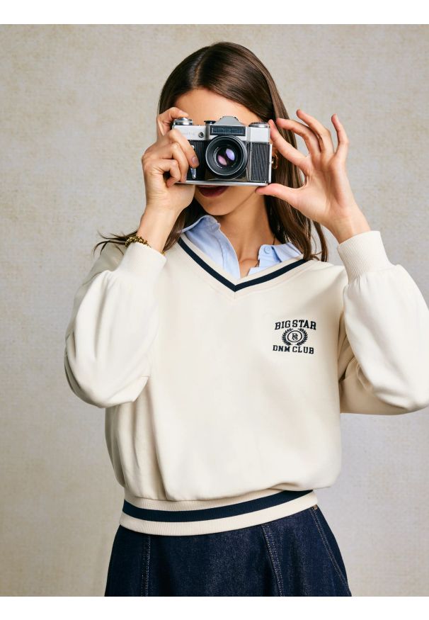 Big-Star - Bluza damska w stylu college z haftem z dekoltem v-neck kremowa Gabriella 103. Okazja: na spacer. Kolor: biały. Materiał: denim, dzianina, dresówka. Długość: krótkie. Wzór: haft. Styl: sportowy, vintage