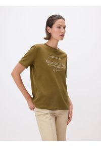 Reserved - T-shirt z nadrukiem - oliwkowy. Kolor: oliwkowy. Materiał: bawełna, dzianina. Wzór: nadruk
