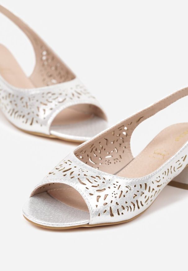 Renee - Srebrne Sandały Vices na Słupku ze Skórzaną Wkładką i Ażurowym Wzorem Filavira. Okazja: na co dzień. Zapięcie: sprzączka. Kolor: srebrny. Materiał: skóra. Wzór: ażurowy. Obcas: na słupku. Styl: casual, elegancki. Wysokość obcasa: średni