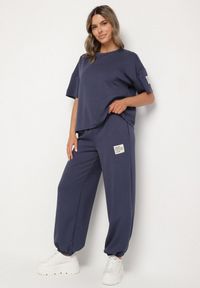 Born2be - Granatowy Komplet Dresowy z Wiskozą Zdobiony Naszywkami T-shirt i Spodnie Jogger Idallea. Kolor: niebieski. Materiał: dresówka, wiskoza. Wzór: aplikacja