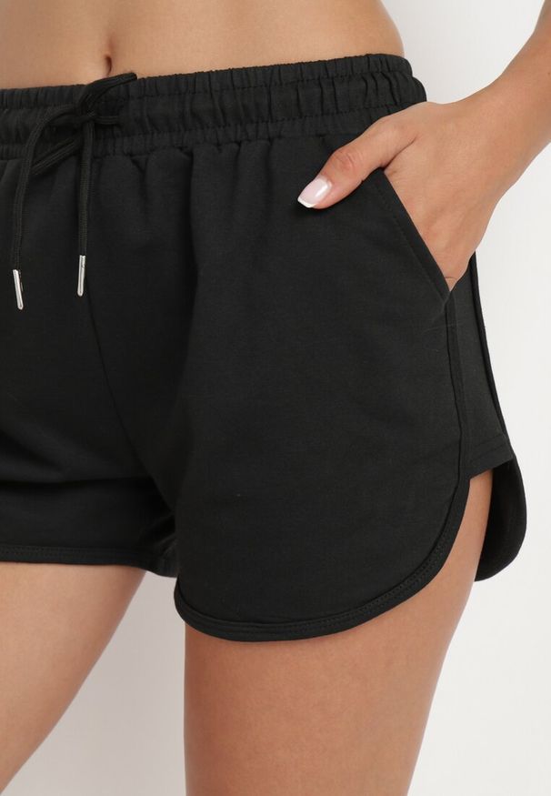 Born2be - Czarne Dresowe Szorty z Bawełną High Waist Floratess. Okazja: na spacer, do pracy. Stan: podwyższony. Kolor: czarny. Materiał: bawełna, dresówka. Długość: krótkie. Wzór: kwiaty. Sezon: lato. Styl: elegancki