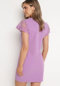 Born2be - Fioletowa Dopasowana Sukienka z Koronkowym Rękawkiem Cidariana. Okazja: na imprezę. Kolor: fioletowy. Materiał: koronka. Długość rękawa: krótki rękaw. Styl: klasyczny, elegancki #5