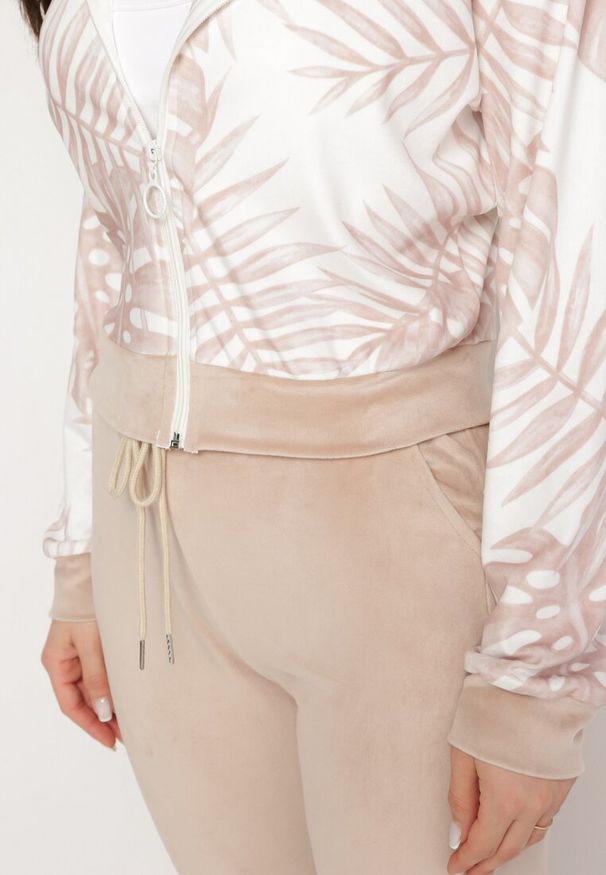 Born2be - Ciemnobeżowy Komplet Dresowy z Weluru Bluza z Kapturem z Ozdobnym Wzorem i Spodnie Grouvia. Kolor: beżowy. Materiał: welur, dresówka
