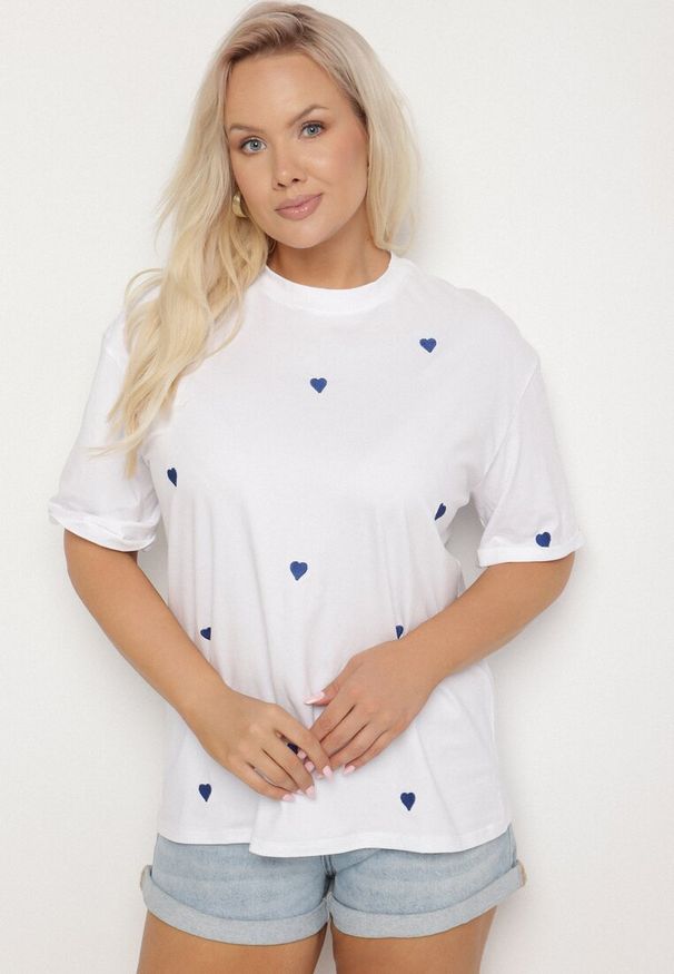 Born2be - Biało-Niebieski Bawełniany T-shirt Zdobiony Haftem w Kształcie Serc Naloree. Okazja: na co dzień. Kolekcja: plus size. Kolor: biały. Materiał: bawełna. Wzór: aplikacja, haft. Styl: klasyczny, elegancki, casual