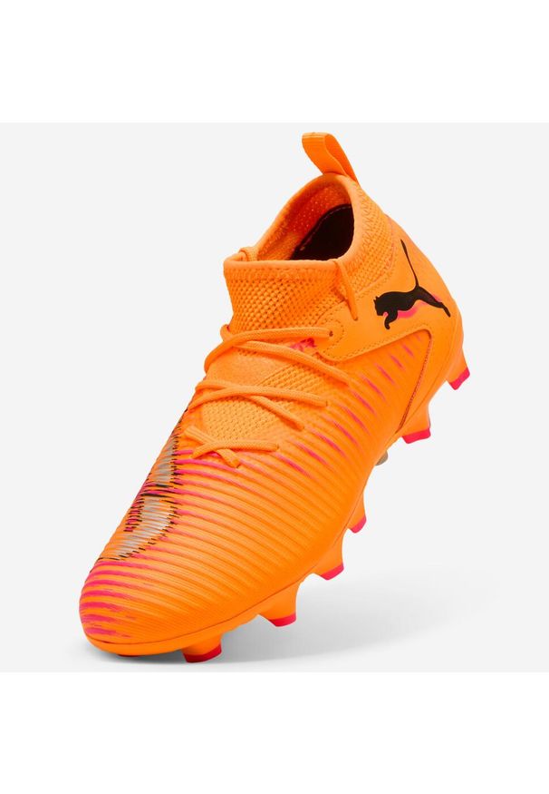 Buty piłkarskie dla dzieci Puma Future 8 Match FG/AG. Kolor: pomarańczowy. Szerokość cholewki: normalna. Sport: piłka nożna