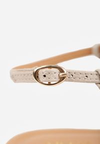 Born2be - Ciemnobeżowe Płaskie Sandały VICES z Paskiem w Kształcie T i Zakrytym Noskiem Ciradyl. Okazja: na co dzień, do pracy, na spotkanie biznesowe. Zapięcie: pasek. Kolor: beżowy. Materiał: jeans, len. Styl: casual, biznesowy #5