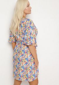 Born2be - Niebieska Sukienka z Wiskozy Ściągana w Talii w Kwiaty Liranette. Okazja: na co dzień. Typ kołnierza: dekolt w serek. Kolor: niebieski. Materiał: wiskoza. Wzór: kwiaty. Styl: klasyczny, casual, elegancki #4
