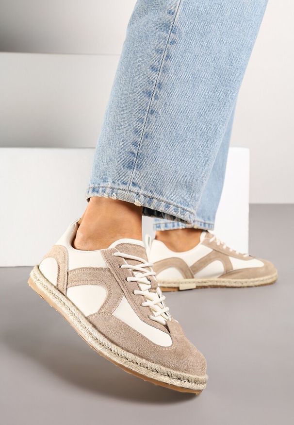 Renee - Ciemnobeżowe Sneakersy Kultowe Tenisówki z Podeszwą Zdobioną Plecionką Zarorella. Okazja: na co dzień. Kolor: beżowy. Materiał: jeans. Wzór: aplikacja