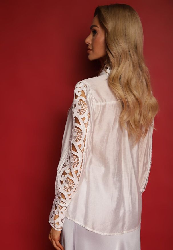 Renee - Biała Ażurowa Koszula ze Stójką w Stylu Vintage Jirdima. Typ kołnierza: kołnierzyk stójkowy. Kolor: biały. Wzór: ażurowy. Styl: vintage