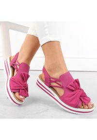 Komfortowe sandały damskie na platformie wsuwane fuksja Rieker V0256-31. Zapięcie: bez zapięcia. Kolor: różowy. Materiał: skóra ekologiczna. Obcas: na platformie #1