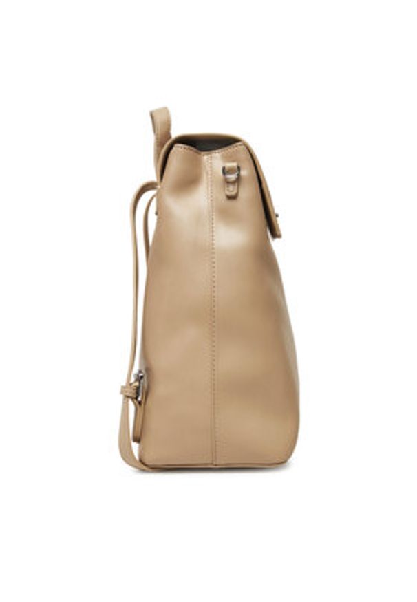 Calvin Klein Plecak Ck Flap Backpack With Conv Strap K60K613038 Beżowy. Kolor: beżowy. Materiał: skóra