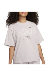 Koszulka Nike Sportswear Classic FQ6600-019 - fioletowa. Kolor: fioletowy. Materiał: bawełna, materiał. Długość rękawa: krótki rękaw. Długość: krótkie