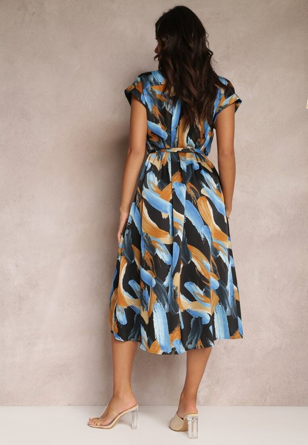 Renee - Czarno-Niebieska Wzorzysta Sukienka Midi z Kołnierzem i Materiałowym Paskiem Jenica. Kolor: czarny. Materiał: materiał. Długość rękawa: krótki rękaw. Typ sukienki: koszulowe. Długość: midi