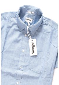 Wrangler - KOSZULA WRANGLER SS 1PKT SHIRT TURKISH SEA W58604M86 112129485. Długość rękawa: krótki rękaw. Długość: krótkie. Wzór: paski