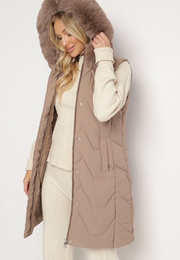 Born2be - Ciemnobeżowa Kamizelka Pikowana z Futerkiem i Kapturem Innarella. Okazja: na co dzień, do pracy. Kolor: beżowy. Materiał: futro. Styl: elegancki, casual