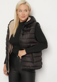 Born2be - Beżowa Dwustronna Kamizelka z Kapturem Zdobiona Pikowanymi Przeszyciami Tuliona. Okazja: na spacer. Typ kołnierza: kaptur. Kolekcja: plus size. Kolor: beżowy. Materiał: jeans. Wzór: aplikacja. Styl: elegancki #4